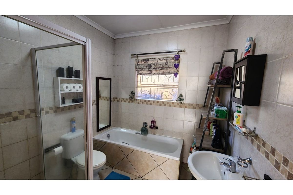 Stylish 2-Bed, 2-Bath Face Brick Home in Secure Complex  - do not miss out on this opertunity - Photo 4