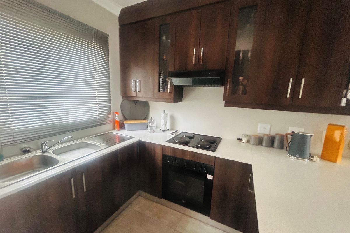 2 BED 2 BATH APARTMENT IN KYALAMI HILLS - Photo 2