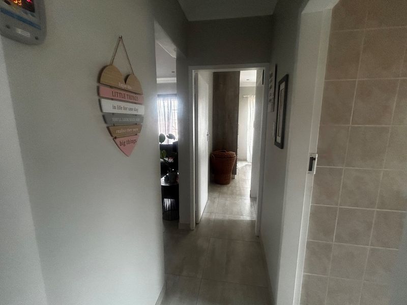 2 BED 2 BATH APARTMENT IN KYALAMI HILLS - Photo 9