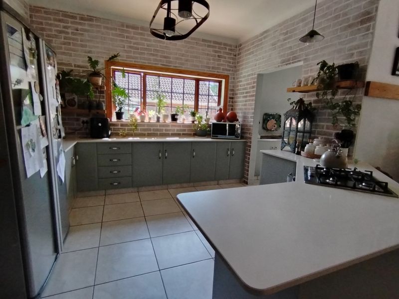 STUNNING FAMILY HOME FOR SALE IN EMPANGENI - Photo 8