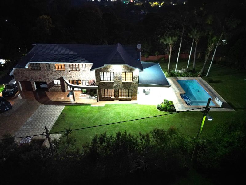 4-bedroom Luxury Home in Hillcrest - Photo 8