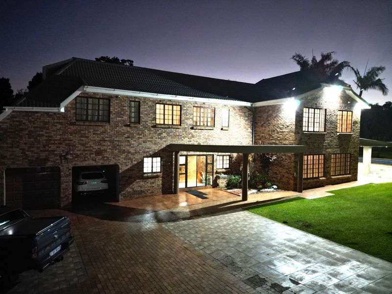 4-bedroom Luxury Home in Hillcrest - Photo 2