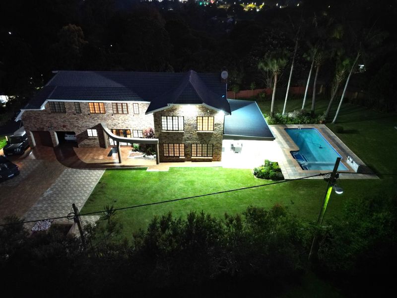 4-bedroom Luxury Home in Hillcrest - Photo 8
