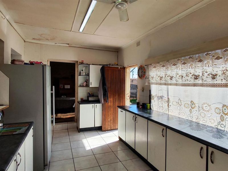 Spacious 3-Bedroom Family Home with Character - Geduld, Springs - Photo 3