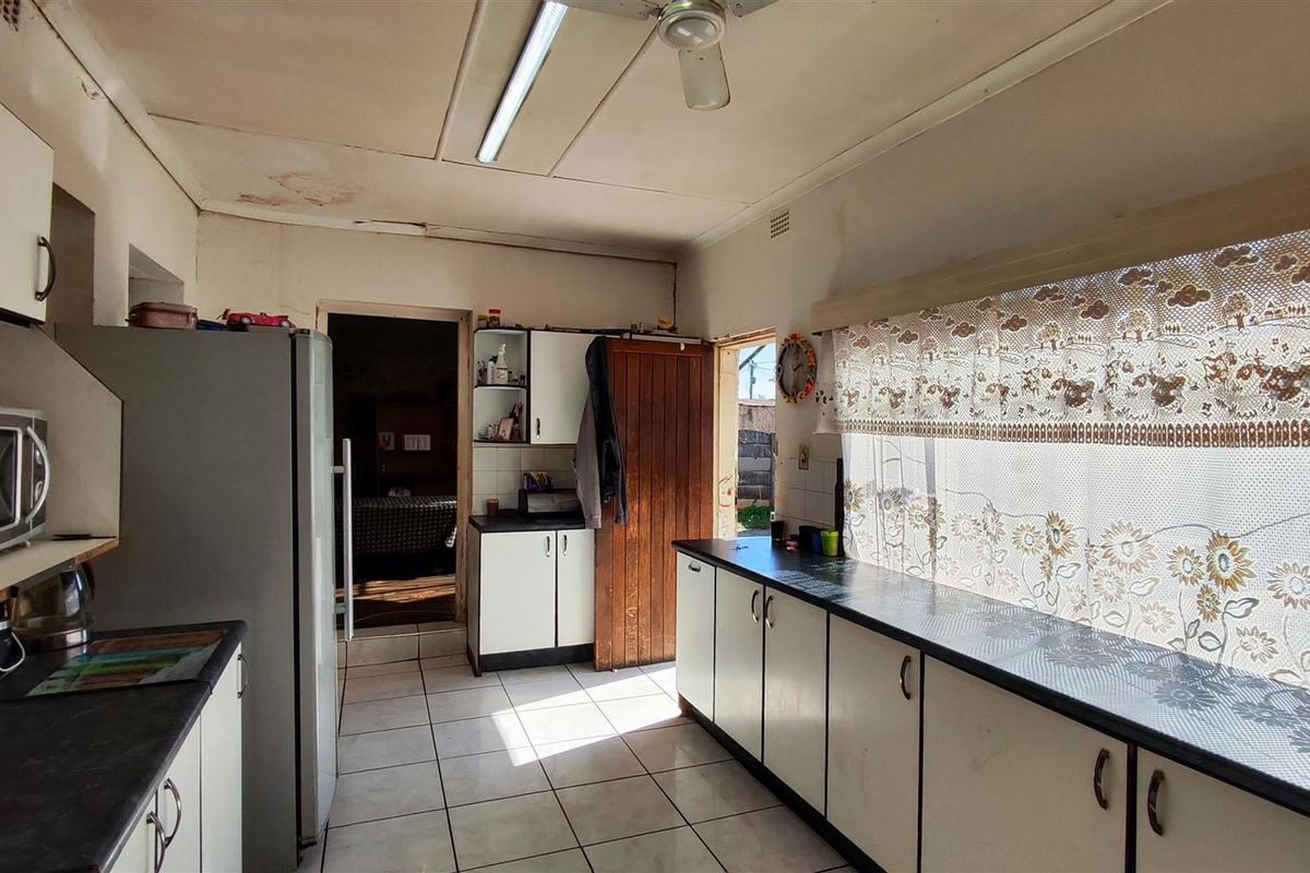 Spacious 3-Bedroom Family Home with Character - Geduld, Springs - Photo 3