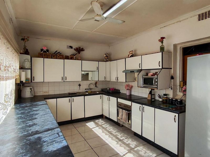 Spacious 3-Bedroom Family Home with Character - Geduld, Springs - Photo 2