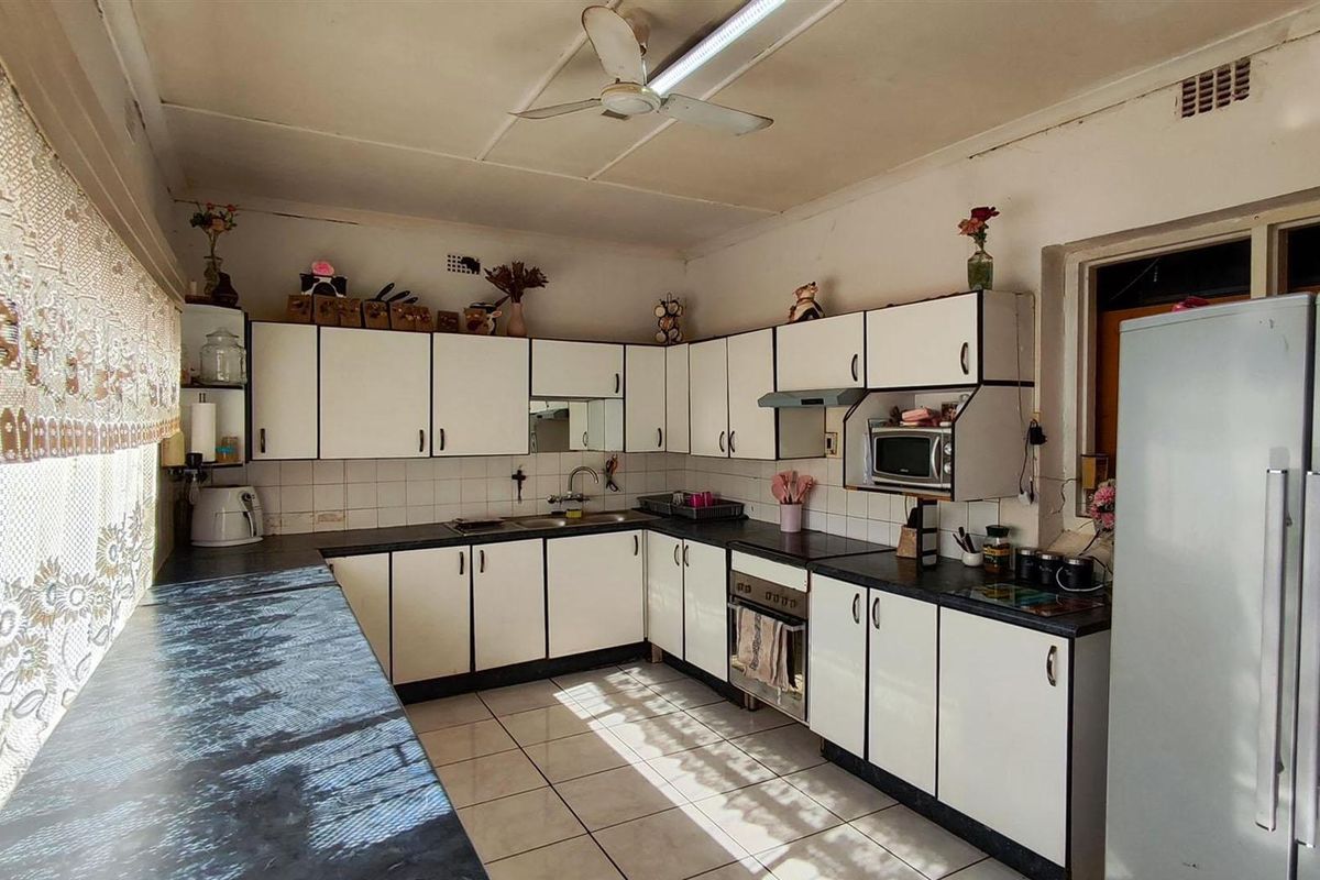 Spacious 3-Bedroom Family Home with Character - Geduld, Springs - Photo 2