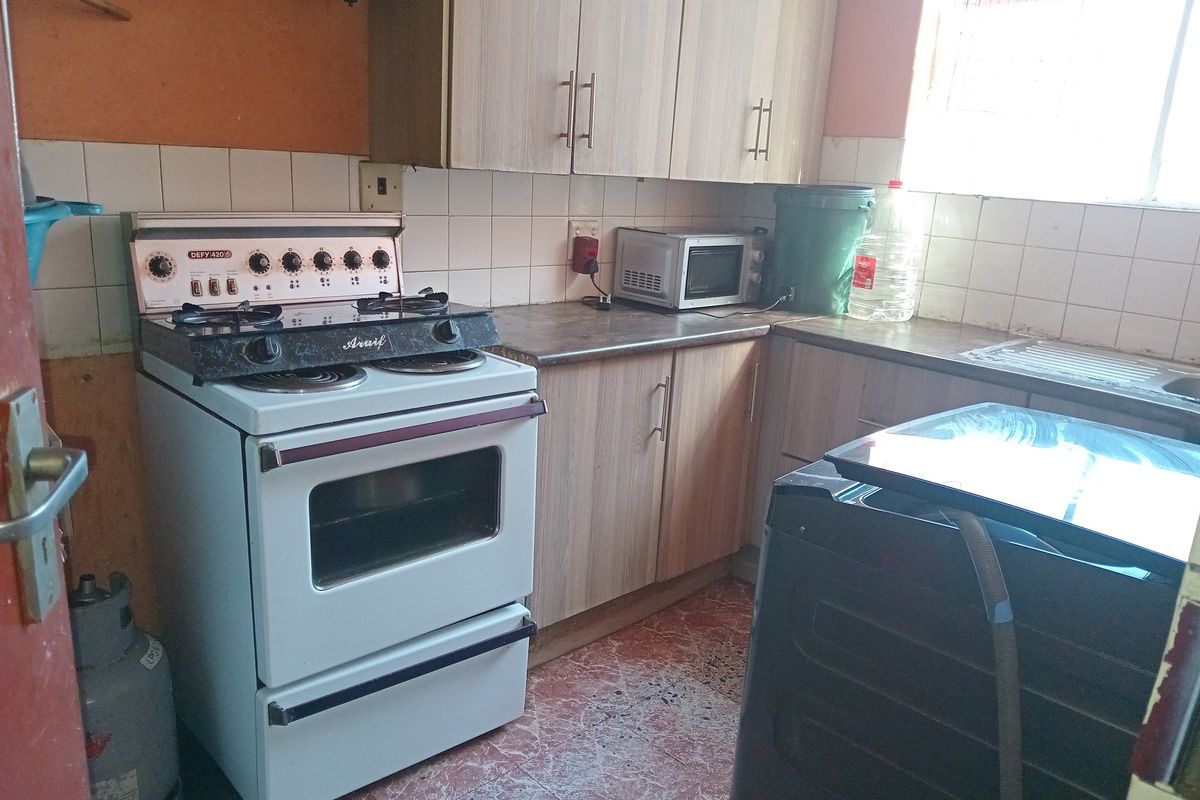 CALLING ALL INVESTORS!!! PRICED TO SEL!!! - Photo 4