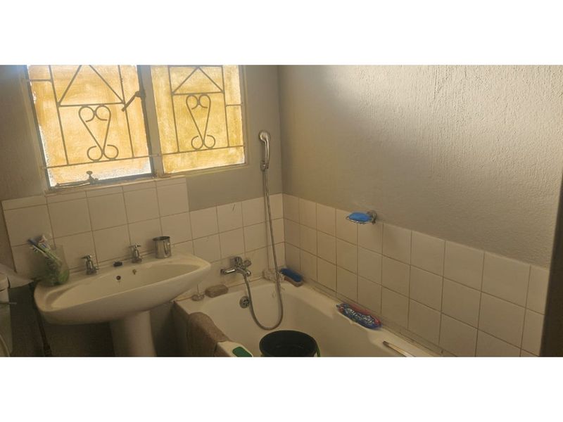 Ideal Starter Home - Great Value and Security! - Photo 6