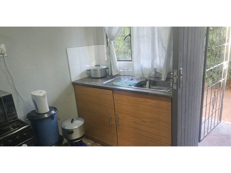 Ideal Starter Home - Great Value and Security! - Photo 2