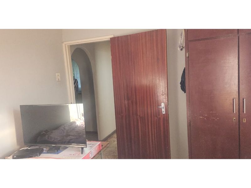 Ideal Starter Home - Great Value and Security! - Photo 3