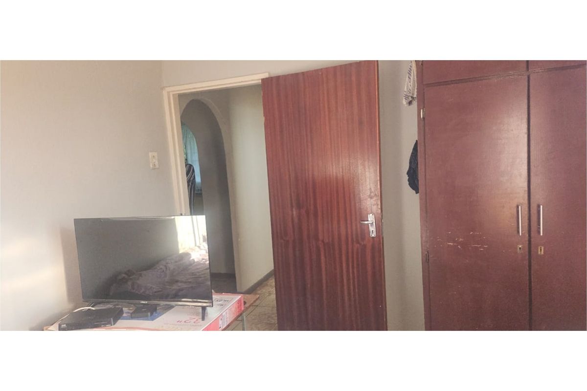 Ideal Starter Home - Great Value and Security! - Photo 3