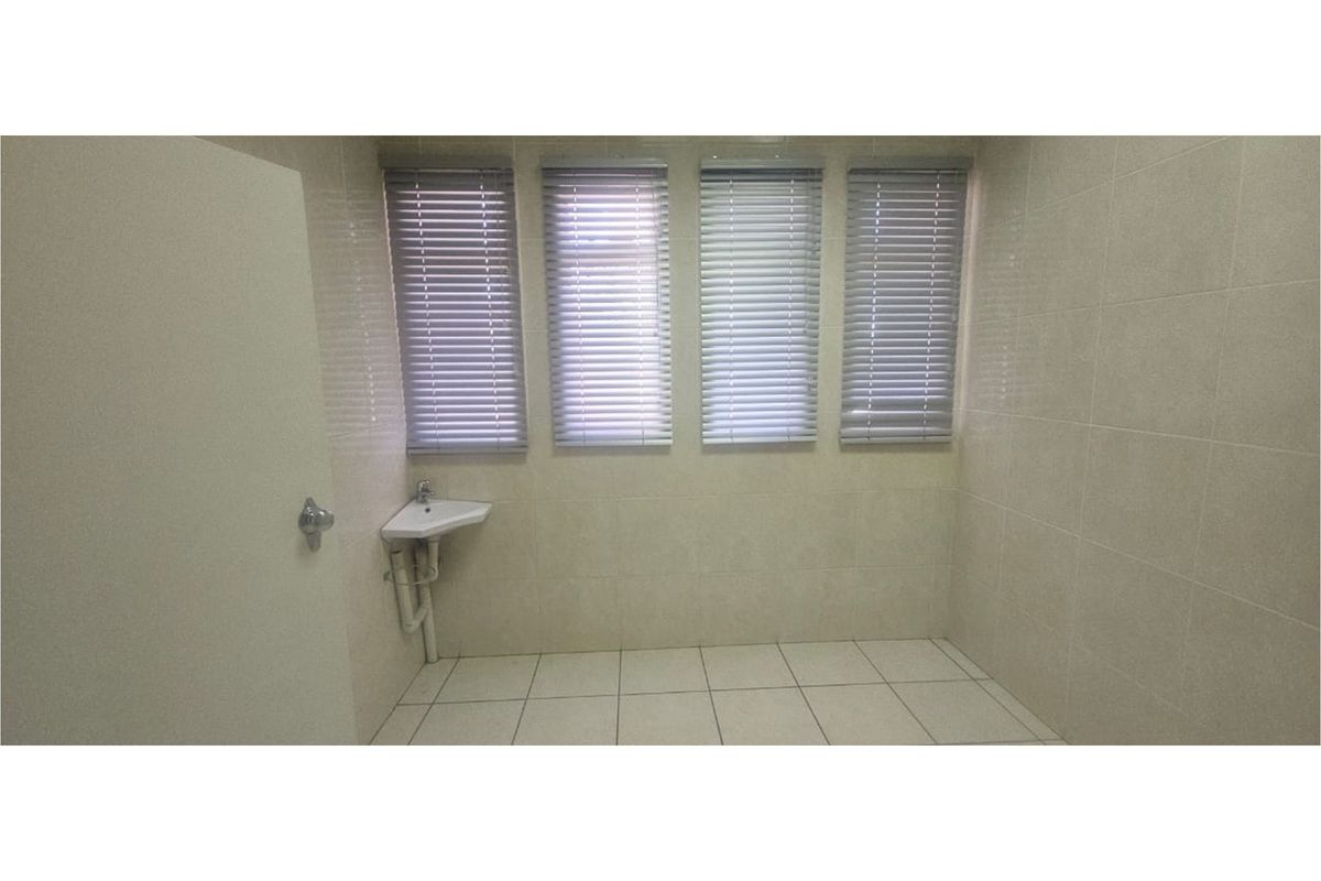 Ideal Starter Home - Great Value and Security! - Photo 5