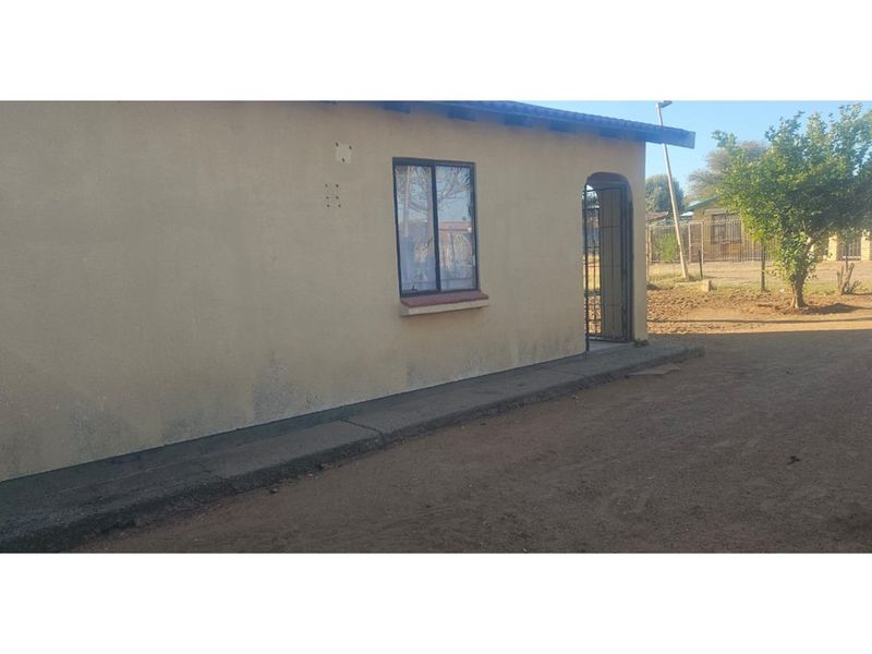 Ideal Starter Home - Great Value and Security! - Photo 10