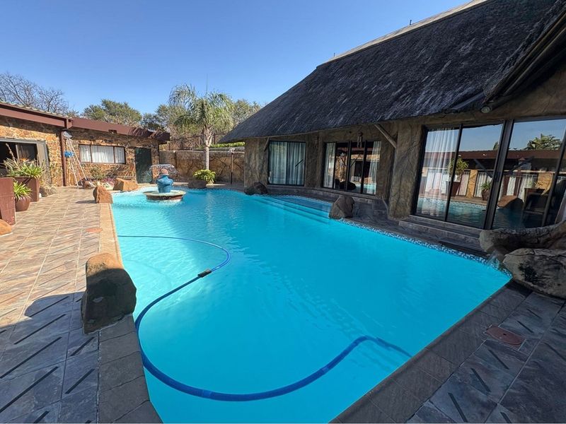 Luxury Living Meets Mountain Majesty in Signal Hill, Newcastle - Photo 2