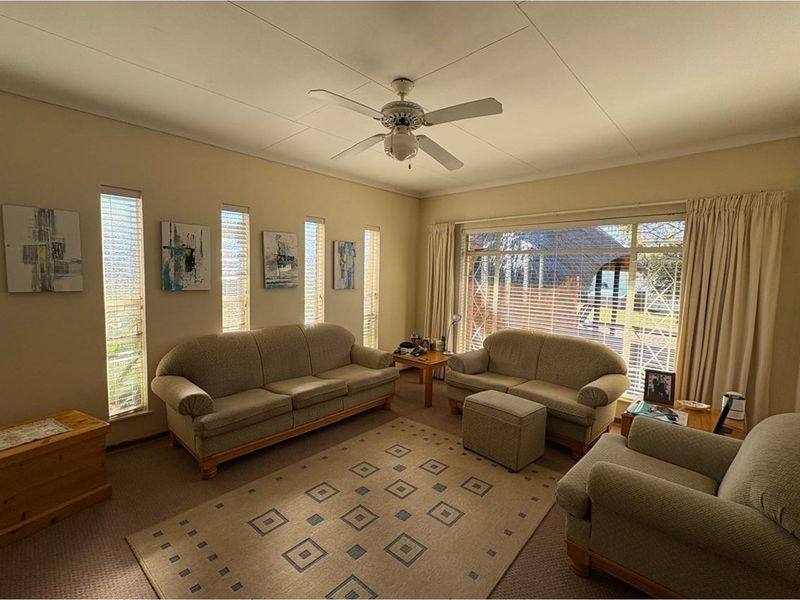 Luxury Living Meets Mountain Majesty in Signal Hill, Newcastle - Photo 2