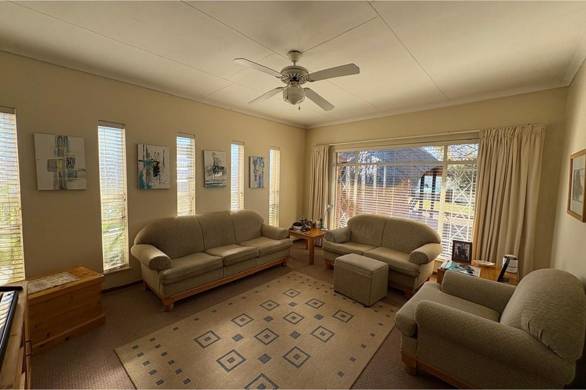 Luxury Living Meets Mountain Majesty in Signal Hill, Newcastle - Photo 2