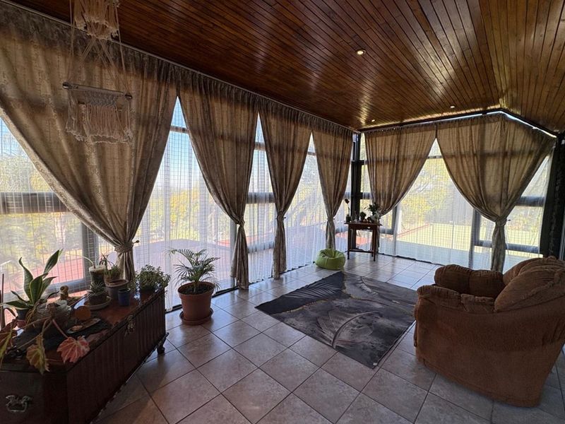 Luxury Living Meets Mountain Majesty in Signal Hill, Newcastle - Photo 5