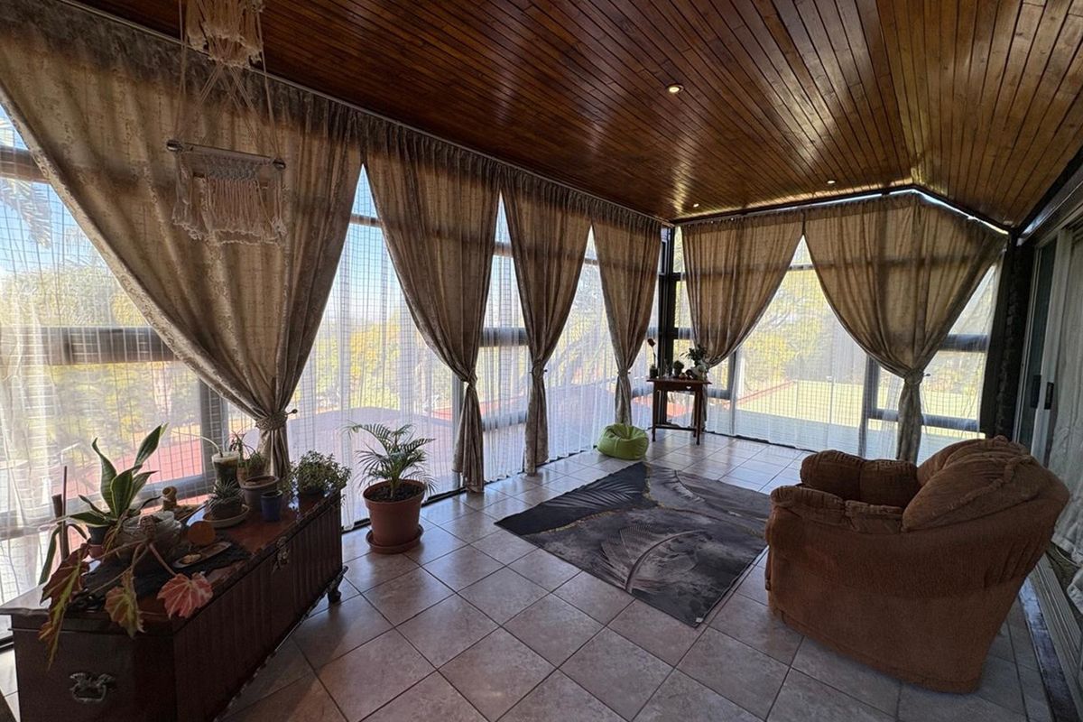 Luxury Living Meets Mountain Majesty in Signal Hill, Newcastle - Photo 5