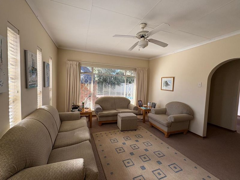 Luxury Living Meets Mountain Majesty in Signal Hill, Newcastle - Photo 3