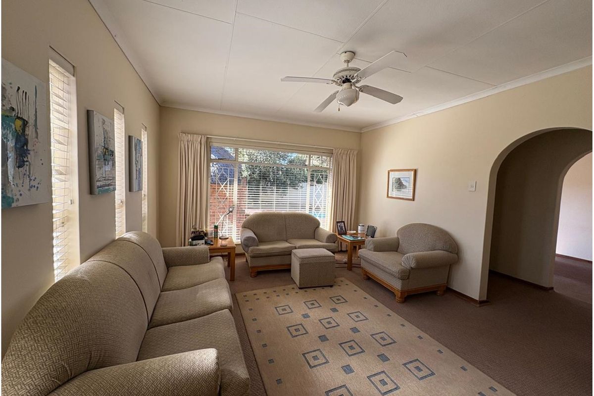 Luxury Living Meets Mountain Majesty in Signal Hill, Newcastle - Photo 3