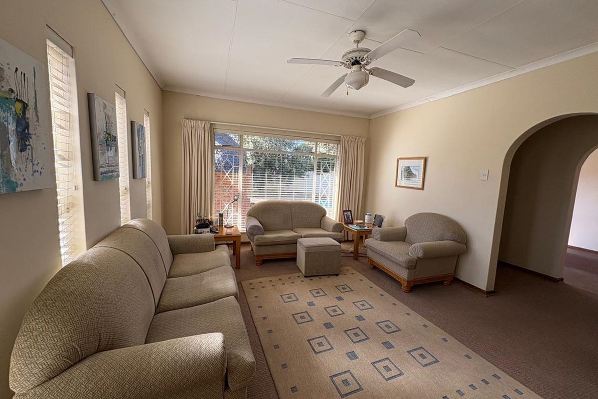 Luxury Living Meets Mountain Majesty in Signal Hill, Newcastle - Photo 4