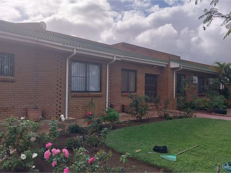 "Exquisite 5-Bedroom Facebrick Home in Tranquil Porterville" - Photo 2