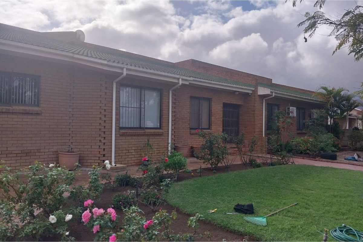 "Exquisite 5-Bedroom Facebrick Home in Tranquil Porterville" - Photo 2