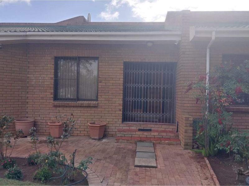 "Exquisite 5-Bedroom Facebrick Home in Tranquil Porterville" - Photo 10