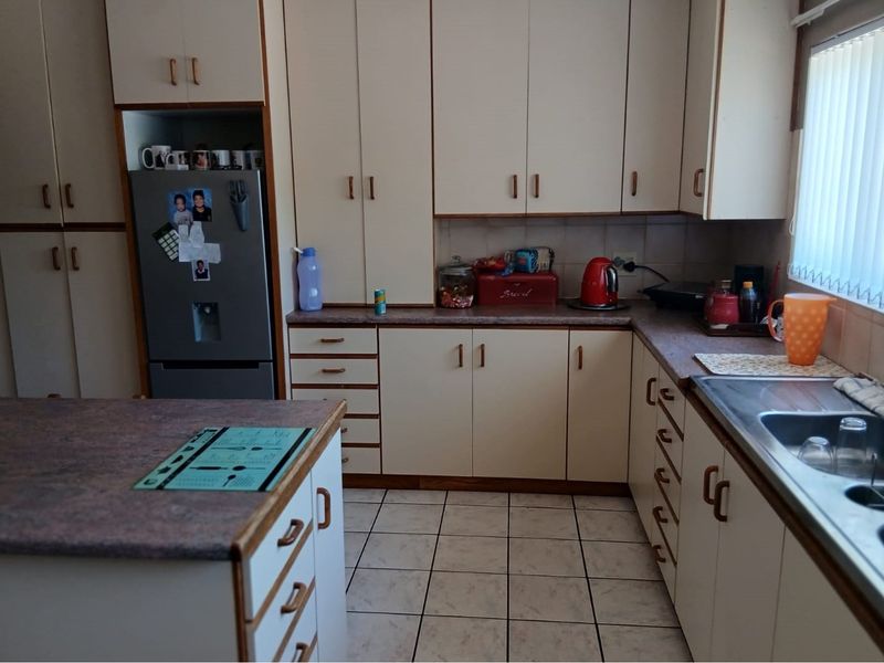 "Exquisite 5-Bedroom Facebrick Home in Tranquil Porterville" - Photo 5