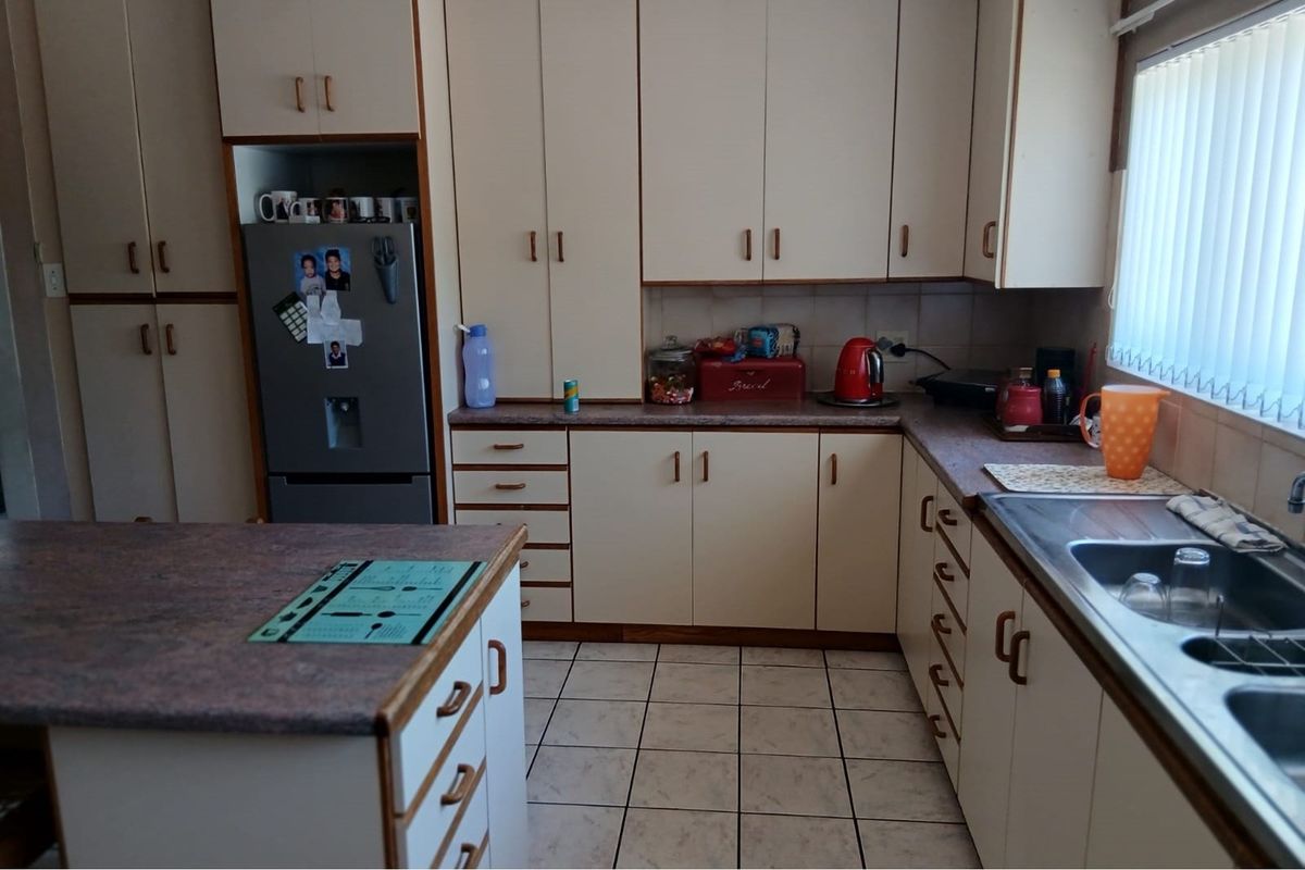 "Exquisite 5-Bedroom Facebrick Home in Tranquil Porterville" - Photo 5