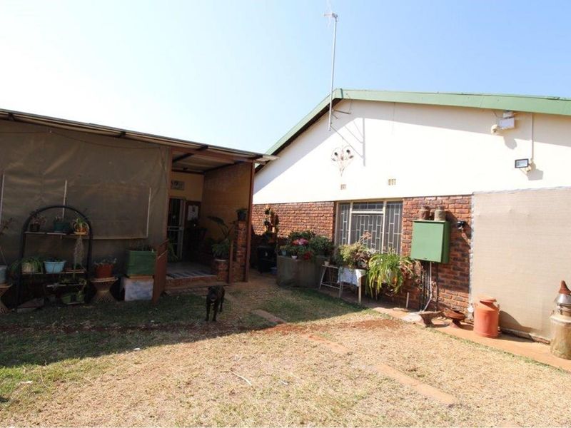 Embrace Tranquil Living Amidst Nature's Beauty at Roodekuil Small Holdings. - Photo 1
