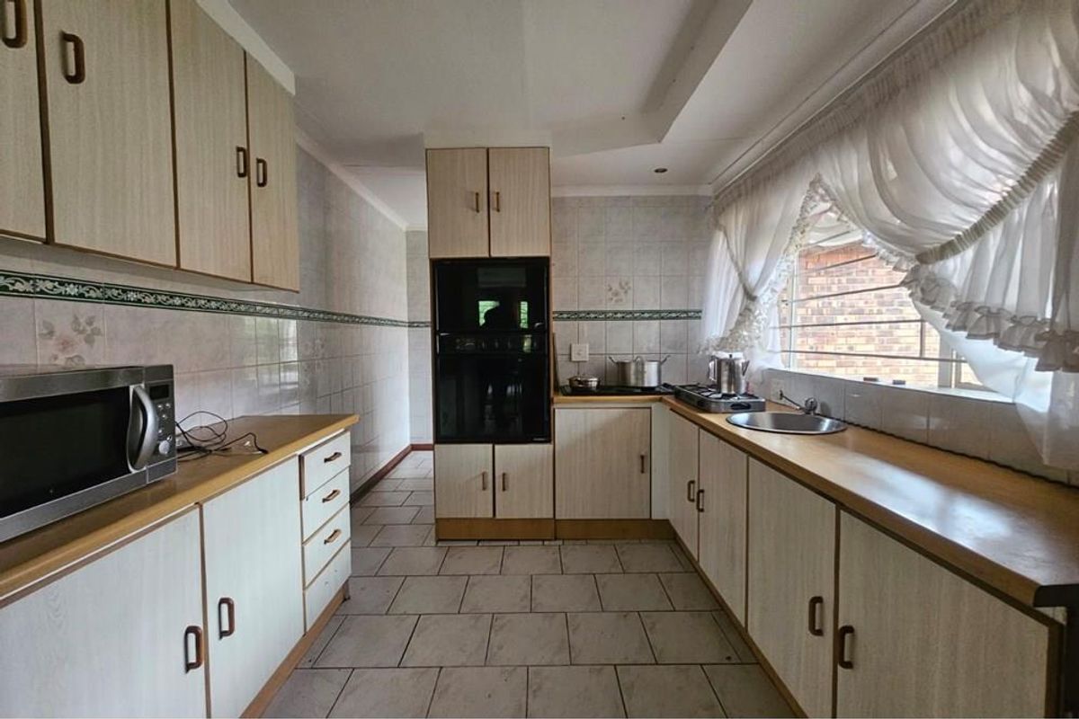 Classic Family Home In %suburb% - Photo 4