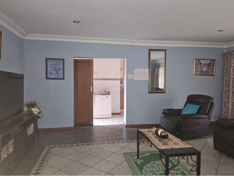 Classic Family Home In %suburb% - Photo 8