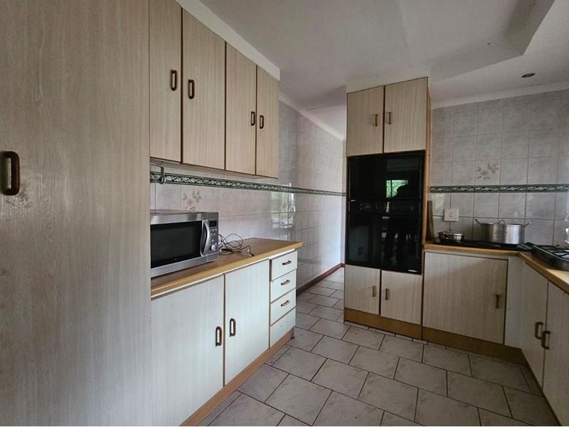 Classic Family Home In %suburb% - Photo 2