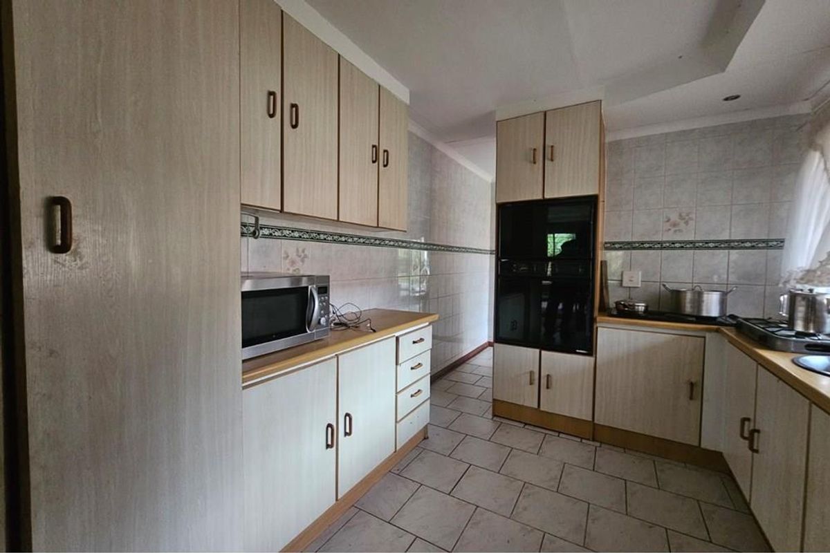 Classic Family Home In %suburb% - Photo 2