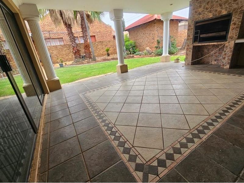 Classic Family Home In %suburb% - Photo 10