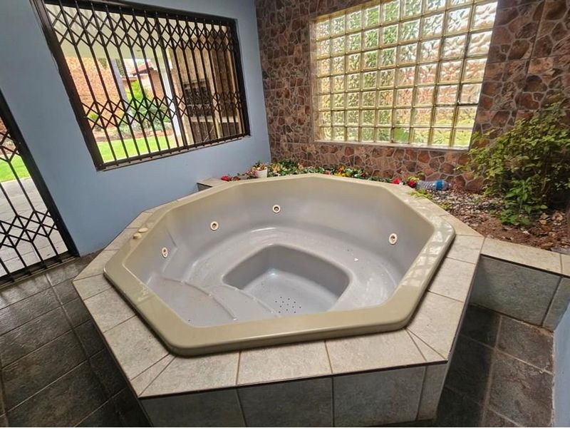 Classic Family Home In %suburb% - Photo 9