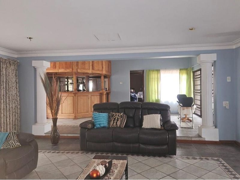 Classic Family Home In %suburb% - Photo 3