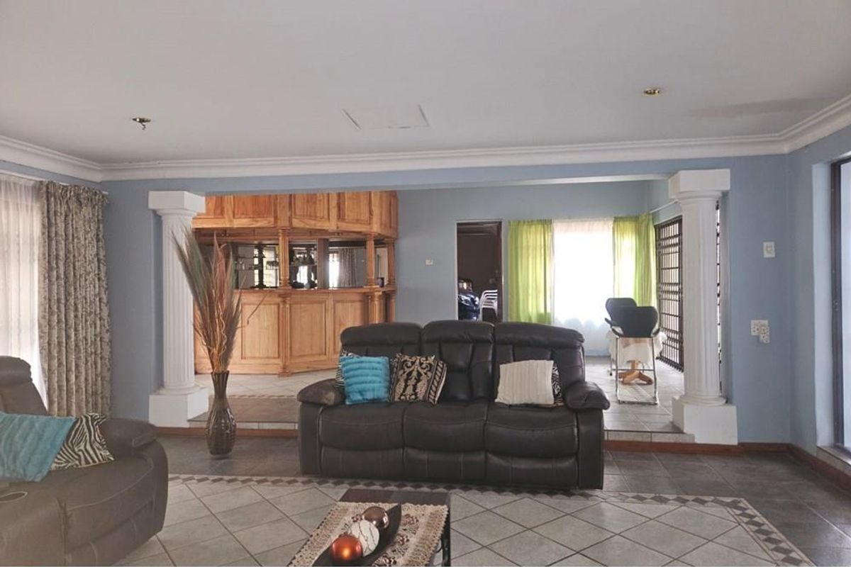 Classic Family Home In %suburb% - Photo 3