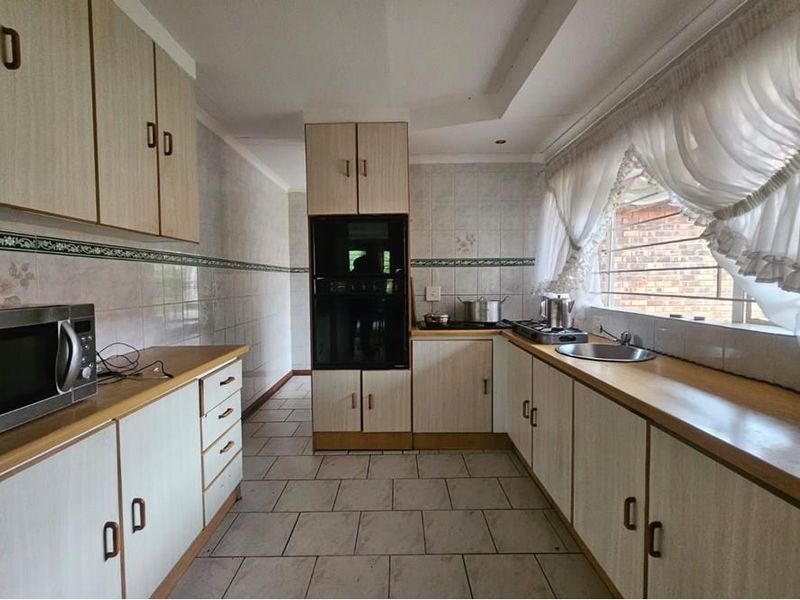 Classic Family Home In %suburb% - Photo 4