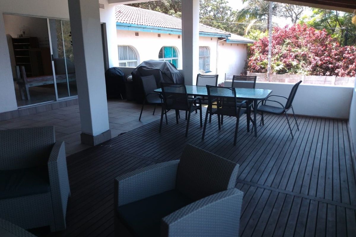 Charming Coastal Home with Spacious Living and Scenic Views in Port Edward, Leisure Bay - Photo 2