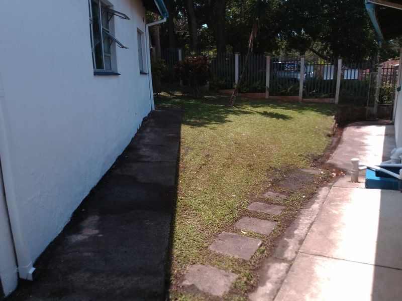 Charming Coastal Home with Spacious Living and Scenic Views in Port Edward, Leisure Bay - Photo 10