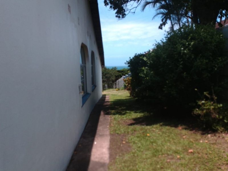 Charming Coastal Home with Spacious Living and Scenic Views in Port Edward, Leisure Bay - Photo 8