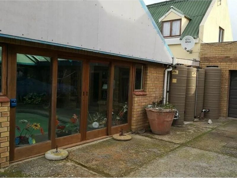 11 Bedroom Luxurious Guest or Holiday House on a 2360 sqm erf in Betty's Bay - Photo 6