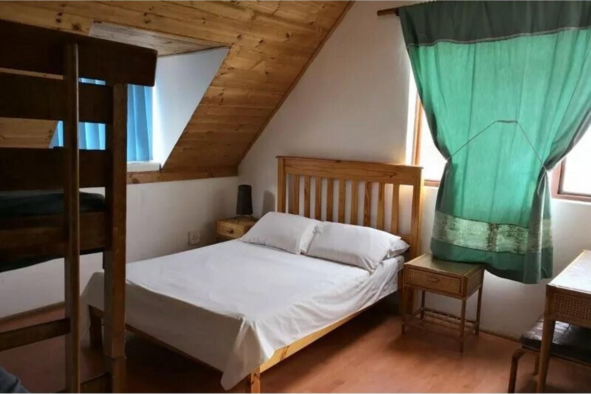 11 Bedroom Luxurious Guest or Holiday House on a 2360 sqm erf in Betty's Bay - Photo 4