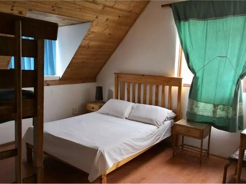 11 Bedroom Luxurious Guest or Holiday House on a 2360 sqm erf in Betty's Bay - Photo 4