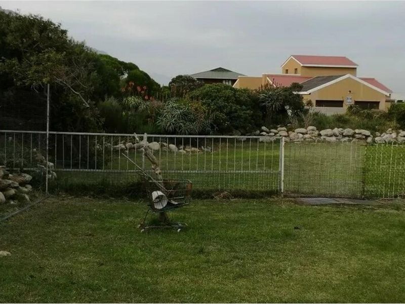 11 Bedroom Luxurious Guest or Holiday House on a 2360 sqm erf in Betty's Bay - Photo 3
