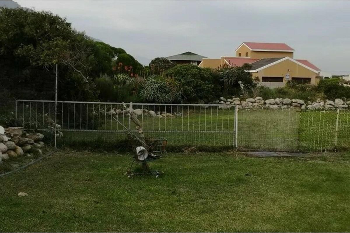 11 Bedroom Luxurious Guest or Holiday House on a 2360 sqm erf in Betty's Bay - Photo 3
