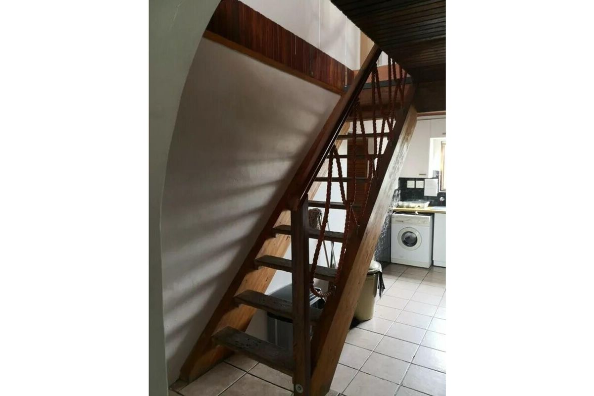 11 Bedroom Luxurious Guest or Holiday House on a 2360 sqm erf in Betty's Bay - Photo 5